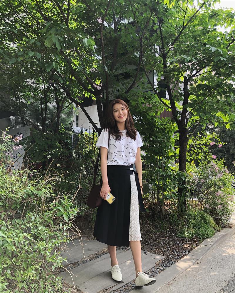 Muốn diện đồ mùa hè trẻ trung như sao Hàn, bạn chỉ cần đầu tư vào 5 món thời trang-19