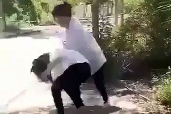 Một giáo viên tiểu học ở TP.HCM bị nhóm Youtuber đánh trọng thương-2