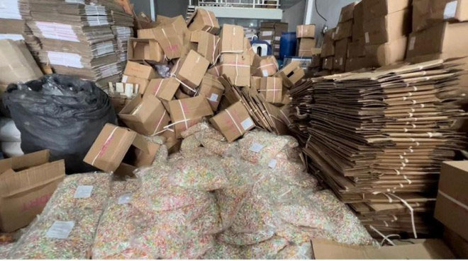 Hàng ngàn gói kẹo xuất xứ Trung Quốc biến thành made in Japan-1