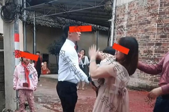 Cô gái say khướt ngã vào lòng chú rể: