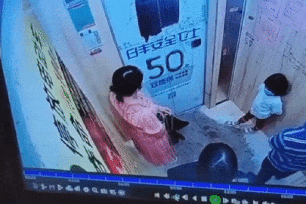 Bị xe tải lùi trúng, nam thanh niên phản xạ cực nhanh thoát chết trong gang tấc-1