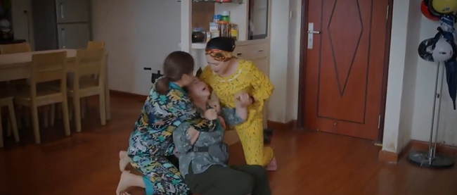 Thương ngày nắng về tập 21: Bà Nga ngất xỉu khi xem clip của Khánh, Đức đòi ly hôn mặc kệ 2 con nhỏ-1