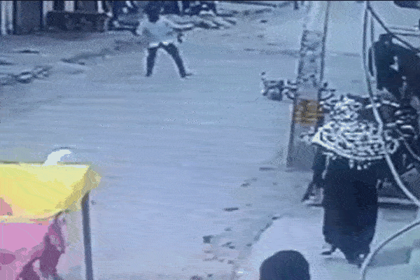 Clip: Bò bất ngờ nổi điên, tấn công người đi xe máy trên phố
