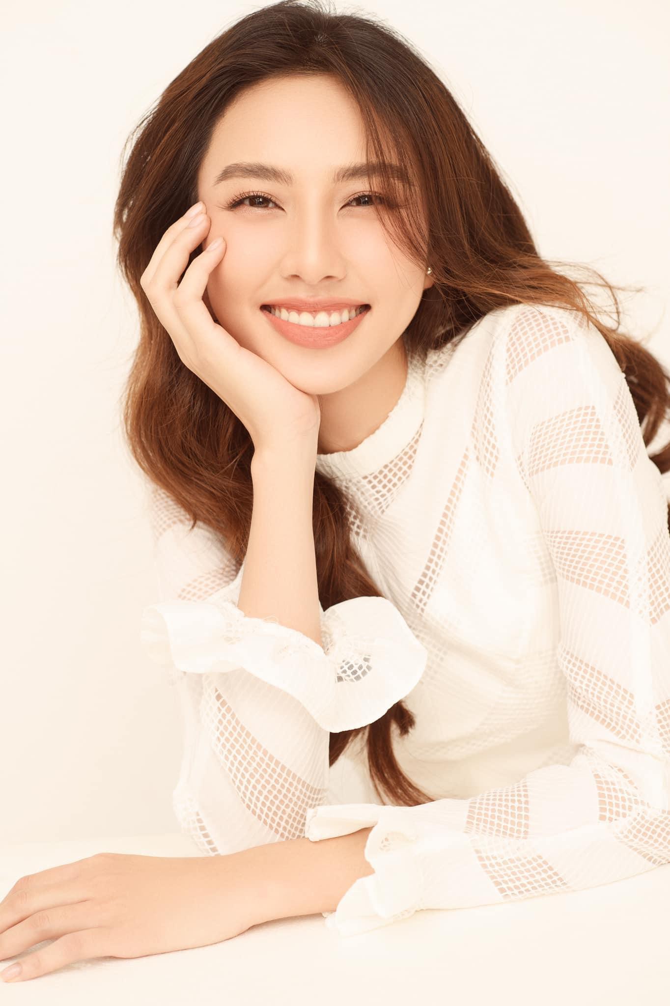 Đọ nhan sắc dàn hậu Việt qua ảnh thẻ: Tiểu Vy, Đặng Thu Thảo vẫn cực xinh đẹp khiến fans lụi tim-11