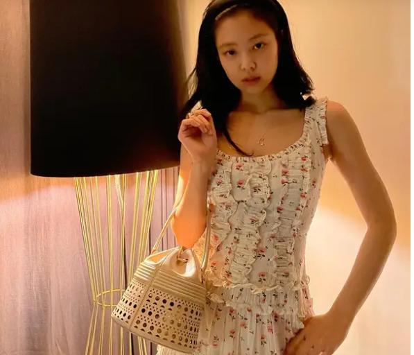 Học Jennie BLACKPINK mặc đồ hở vai khoe khung xương điểm 10-2