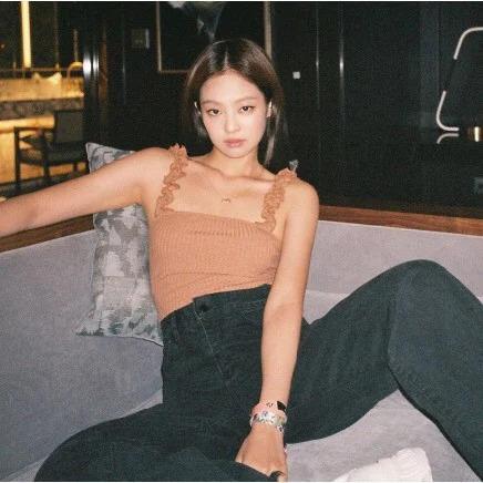Học Jennie BLACKPINK mặc đồ hở vai khoe khung xương điểm 10-8