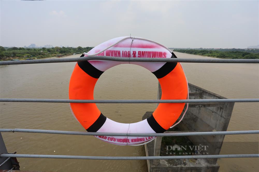 Nhiều phao cứu sinh trên các cầu qua sông Hồng tại Hà Nội đã không cánh mà bay”-1