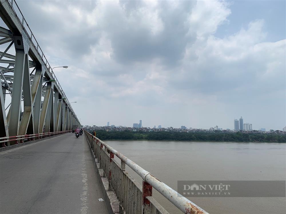 Nhiều phao cứu sinh trên các cầu qua sông Hồng tại Hà Nội đã không cánh mà bay”-4