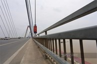 Nhiều phao cứu sinh trên các cầu qua sông Hồng tại Hà Nội đã “không cánh mà bay”