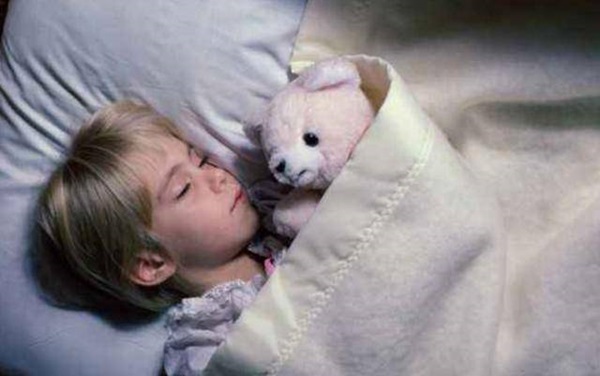 Khi trẻ con thích sử dụng tư thế nằm ngủ này, trong lòng đa phần đều thiếu cảm giác an toàn, cha mẹ không nên bỏ qua-1
