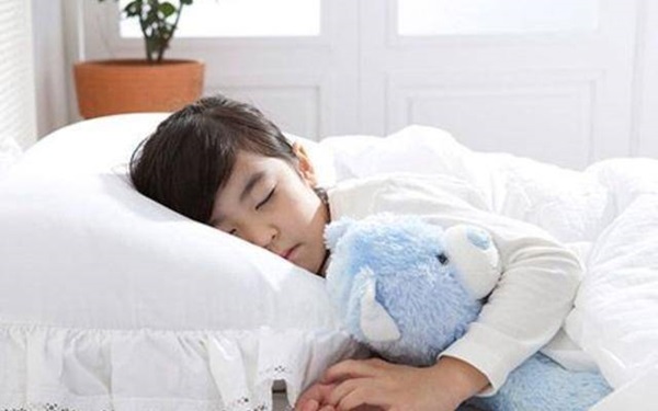 Khi trẻ con thích sử dụng tư thế nằm ngủ này, trong lòng đa phần đều thiếu cảm giác an toàn, cha mẹ không nên bỏ qua-2