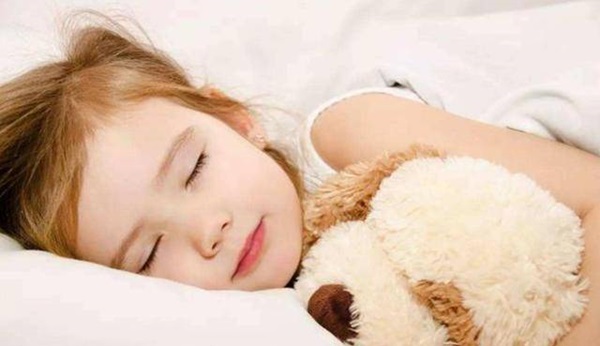 Khi trẻ con thích sử dụng tư thế nằm ngủ này, trong lòng đa phần đều thiếu cảm giác an toàn, cha mẹ không nên bỏ qua-3