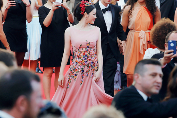 Lý Nhã Kỳ rạng rỡ với đầm hoa oải hương ở thảm đỏ LHP Cannes-11
