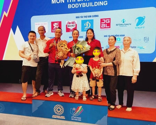 Nữ lực sĩ được bố mẹ chồng ra tận Hà Nội cổ vũ dự SEA Games: Mình từng hỏi chồng rằng vợ cơ bắp vậy anh có sợ không?-13