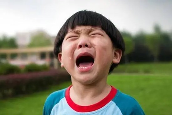 Trẻ thiếu thốn tình cảm thường có 3 BIỂU HIỆN này, cha mẹ đặc biệt lưu ý: Xử lý càng sớm càng tốt, chớ để lâu dài gây hậu quả