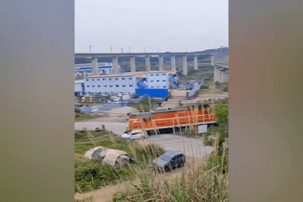 Cố tình vượt qua đường ray, 'xế hộp' bị tàu hỏa hất văng