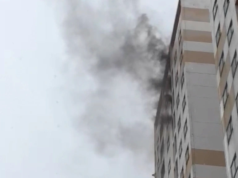 Sạc điện thoại phát nổ gây cháy căn hộ chung cư-1