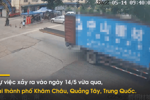 Thanh thép dài trên xe tải quật ngã người đàn ông đi xe máy xuống đường