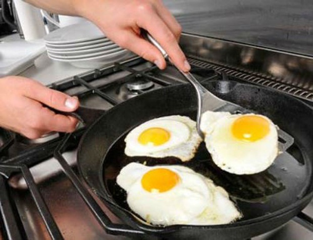 Chảo chống dính nhà nào cũng dùng nhưng không phải chị em nào cũng biết khi nào thì phải thay mới-3