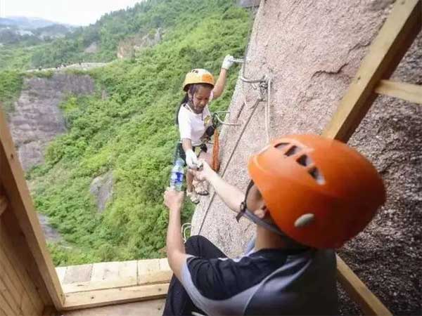 Cửa hàng tiện lợi bất tiện nhất thế giới có diện tích chỉ bằng một người, muốn mua hàng phải leo lên độ cao 120m-2