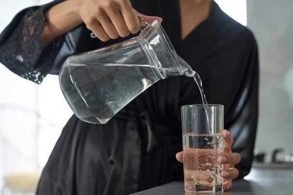 11 dấu hiệu cảnh báo bạn uống quá nhiều nước, gây hệ lụy không nhỏ đến nội tạng-3