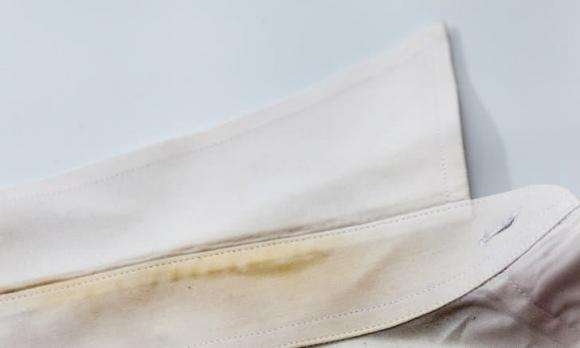 Làm sao để hết vết mồ hôi, ố vàng trên cổ áo? Dưới đây là mẹo hữu ích dành cho bạn-1