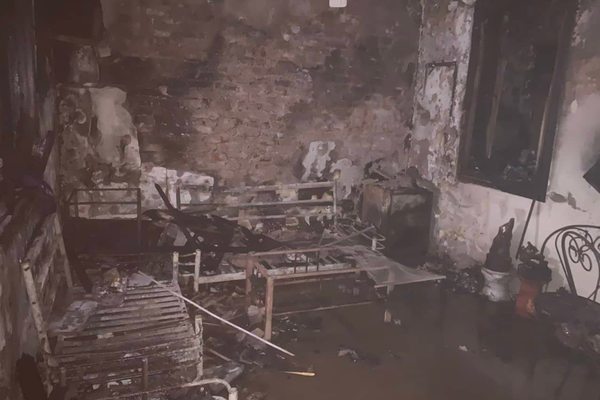 Hà Nội: Mắc kẹt trong nhà 3 tầng bốc cháy lúc nửa đêm, 3 nạn nhân hoảng loạn phải nhập viện cấp cứu-1