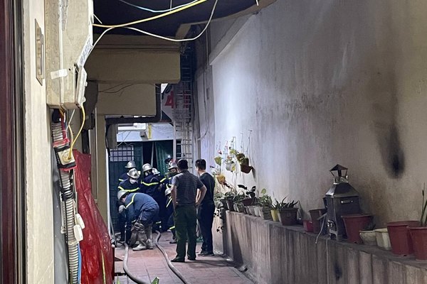 Hà Nội: Mắc kẹt trong nhà 3 tầng bốc cháy lúc nửa đêm, 3 nạn nhân hoảng loạn phải nhập viện cấp cứu-2