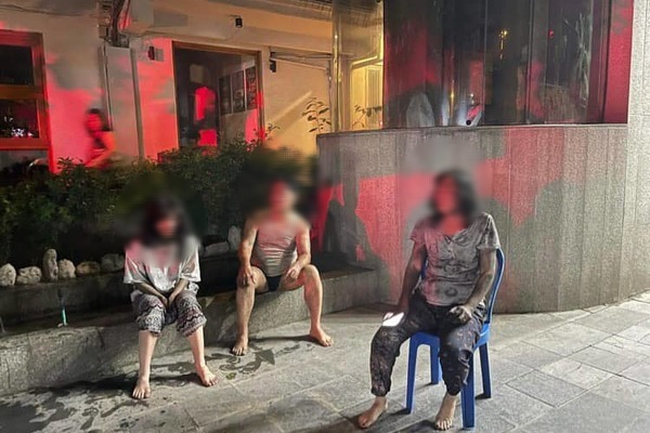 Hà Nội: Mắc kẹt trong nhà 3 tầng bốc cháy lúc nửa đêm, 3 nạn nhân hoảng loạn phải nhập viện cấp cứu-4