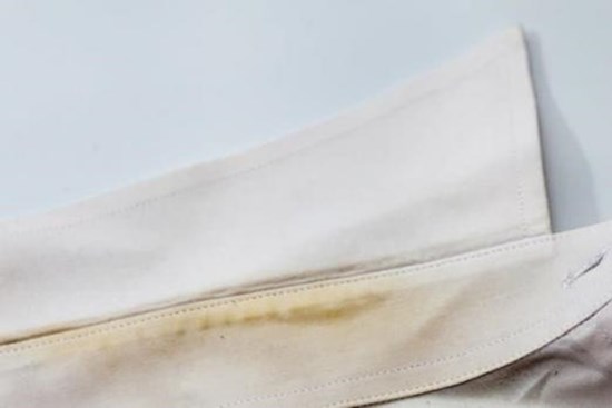 Làm sao để hết vết mồ hôi, ố vàng trên cổ áo? Dưới đây là mẹo hữu ích dành cho bạn