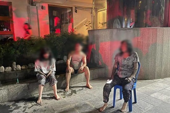 Hà Nội: Mắc kẹt trong nhà 3 tầng bốc cháy lúc nửa đêm, 3 nạn nhân hoảng loạn phải nhập viện cấp cứu