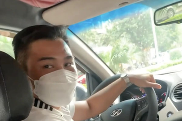 Bố mẹ dân tộc thiểu số đưa con đi khám ung thư bị taxi chặt chém-4