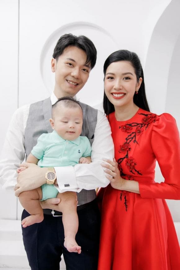 Á hậu Thuý Vân hạnh phúc khoe cảnh quý tử đầu lòng được cả ông bà nội ngoại yêu thương và cưng chiều hết mực-1