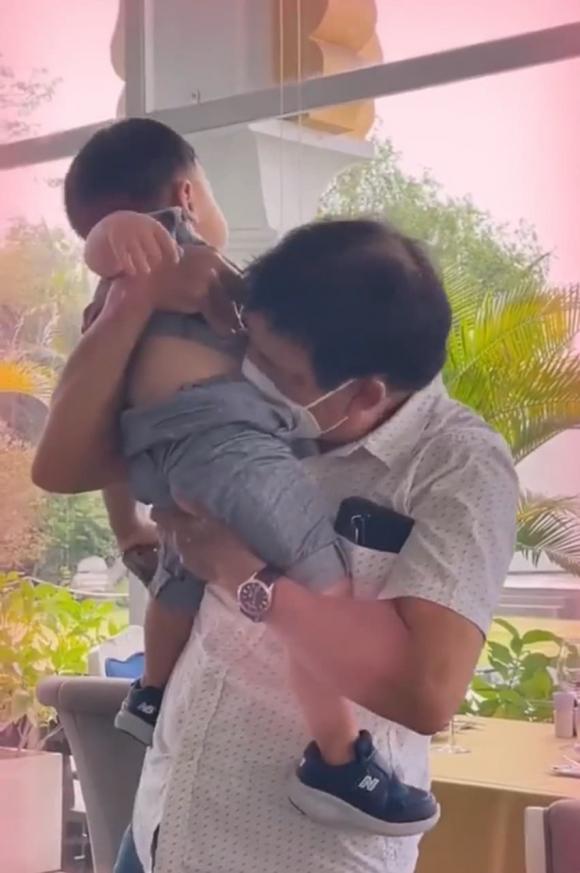 Á hậu Thuý Vân hạnh phúc khoe cảnh quý tử đầu lòng được cả ông bà nội ngoại yêu thương và cưng chiều hết mực-2