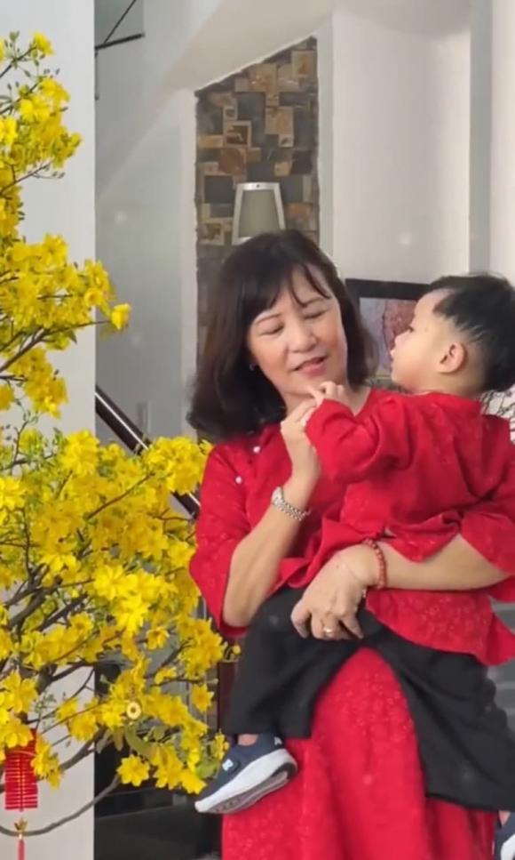 Á hậu Thuý Vân hạnh phúc khoe cảnh quý tử đầu lòng được cả ông bà nội ngoại yêu thương và cưng chiều hết mực-3