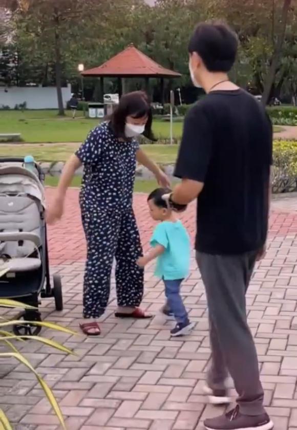 Á hậu Thuý Vân hạnh phúc khoe cảnh quý tử đầu lòng được cả ông bà nội ngoại yêu thương và cưng chiều hết mực-4