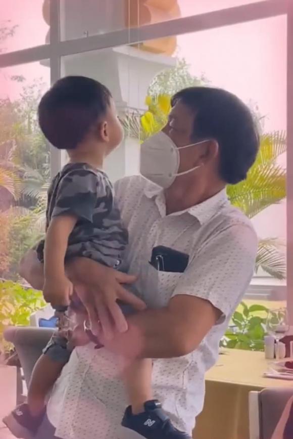 Á hậu Thuý Vân hạnh phúc khoe cảnh quý tử đầu lòng được cả ông bà nội ngoại yêu thương và cưng chiều hết mực-8