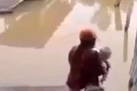 Camera ghi cảnh người mẹ quăng con nhỏ xuống sông