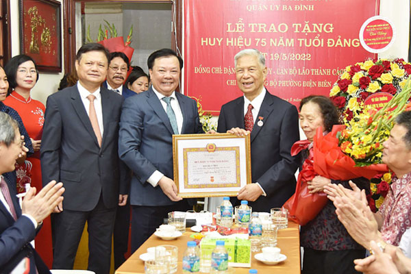 Tập thể UBND TP xem xét kết quả giải ngân kế hoạch đầu tư công năm 2022 của TP-2