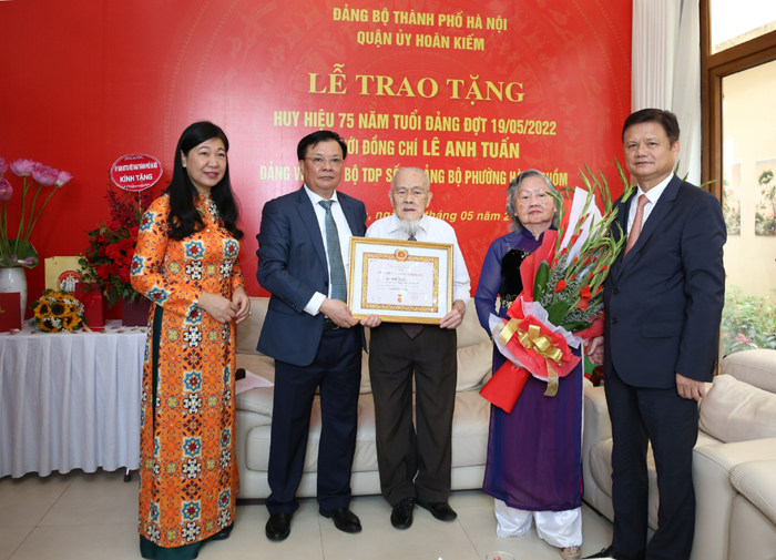 Bí thư Thành ủy trao Huy hiệu Đảng cho các đảng viên lão thành-2