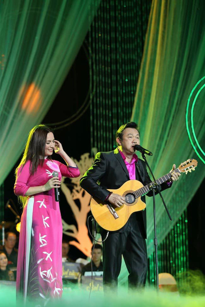 Dân mạng cay mắt clip Chí Tài hát bè sau sân khấu cho Phi Nhung: Giờ chỉ còn kỷ niệm!-3