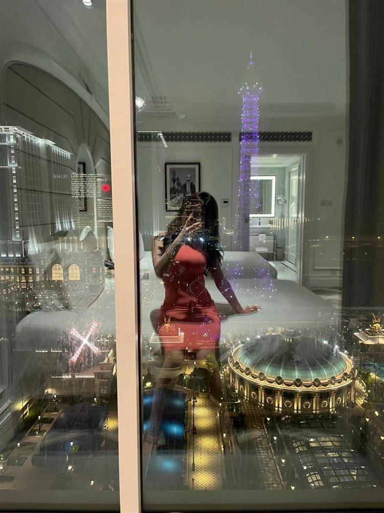 Thấy ảnh tự sướng của vợ trong khách sạn, chồng theo đến tận nơi, chứng kiến cảnh tượng không ngờ-1