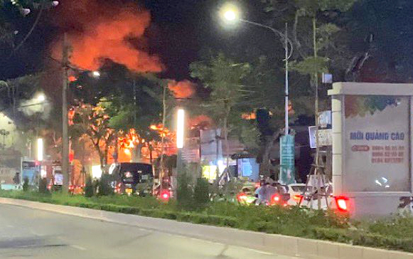 Cháy lớn dãy nhà tạm trên đường Lạc Long Quân-1