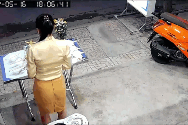 Khoảnh khắc nam thanh niên bê trộm con gà đang cúng