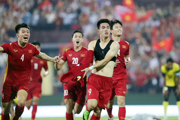 Thầy Park nói gì khi Tiến Linh cởi áo ăn mừng bàn thắng vàng?-1