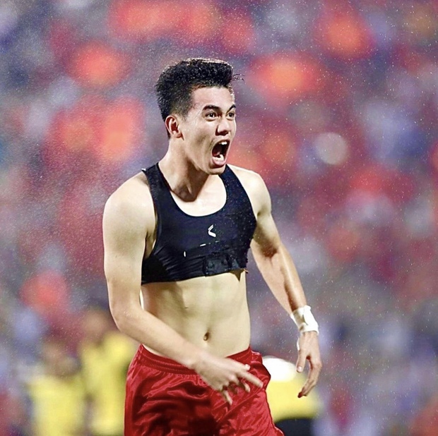 Chiếc crop-top đen cùng Tiến Linh làm nên chiến thắng tạc vào tháng 5 là gì mà ai cũng đòi mua?-1