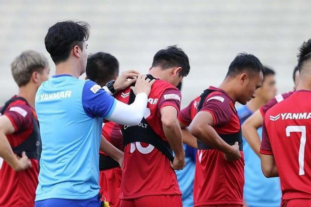 Chiếc crop-top đen cùng Tiến Linh làm nên chiến thắng tạc vào tháng 5 là gì mà ai cũng đòi mua?-3