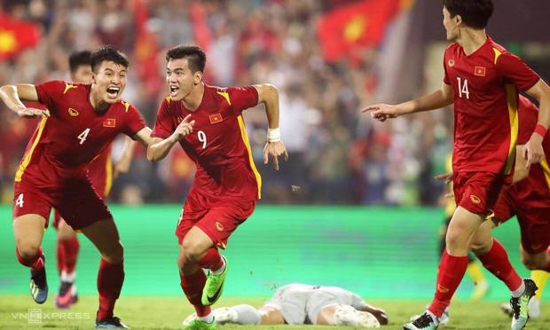Tiến Linh ghi bàn giúp U23 Việt Nam vào chung kết SEA Games 31, Duy Mạnh liền vào nịnh bợ khiến fan cười nghiêng ngả-1