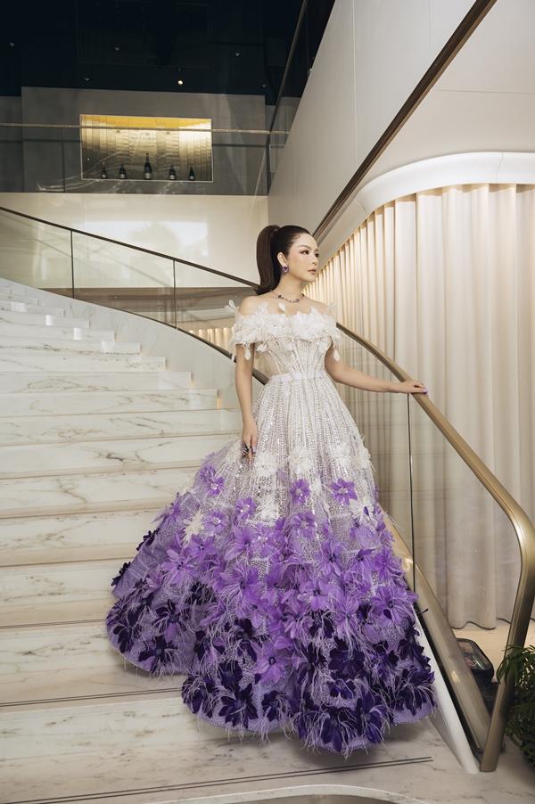 Lý Nhã Kỳ rạng rỡ với đầm hoa oải hương ở thảm đỏ LHP Cannes-2