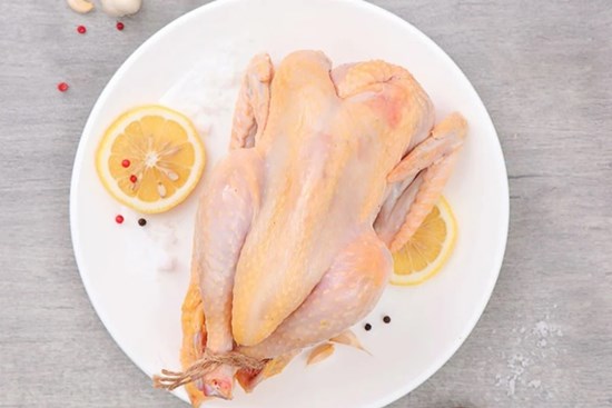 2 mẹo nhỏ giúp nhổ lông gà nhanh, sạch cả lông tơ trong tích tắc